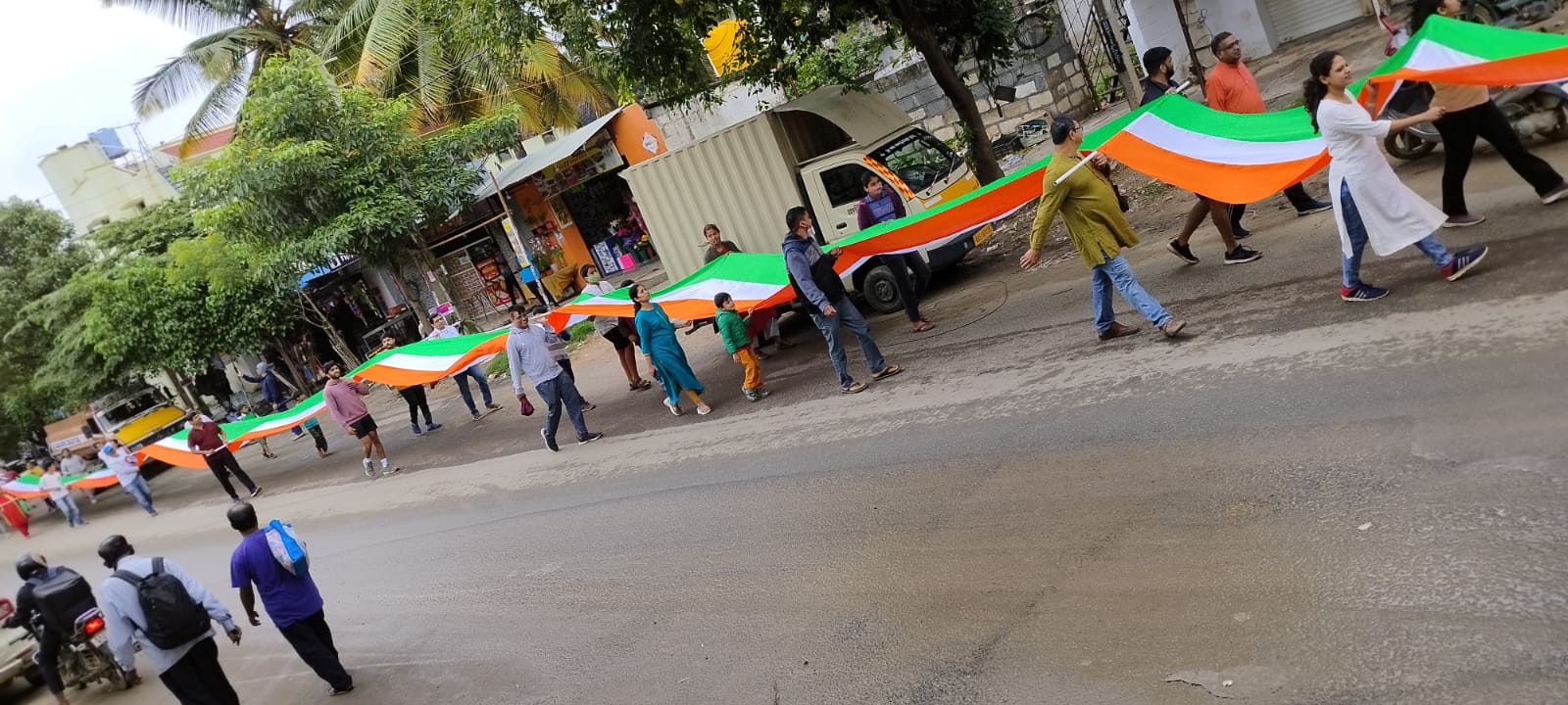 The citizens of HSR layout in Bengaluru walked with a 75-meter-long Indian flag on Sunday morning(Twitter)