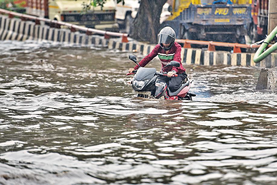 Vehicles wade through a heavily water logged street after sudden rains at Rohtak Road in New Delhi, India, on Sunday, August 7, 2022. (Photo by Sanchit Khanna/Hindustan Times) Vehicles wade through a heavily water logged street after sudden rains at Rohtak Road in New Delhi, India, on Sunday, August 7, 2022. (Photo by Sanchit Khanna/Hindustan Times)