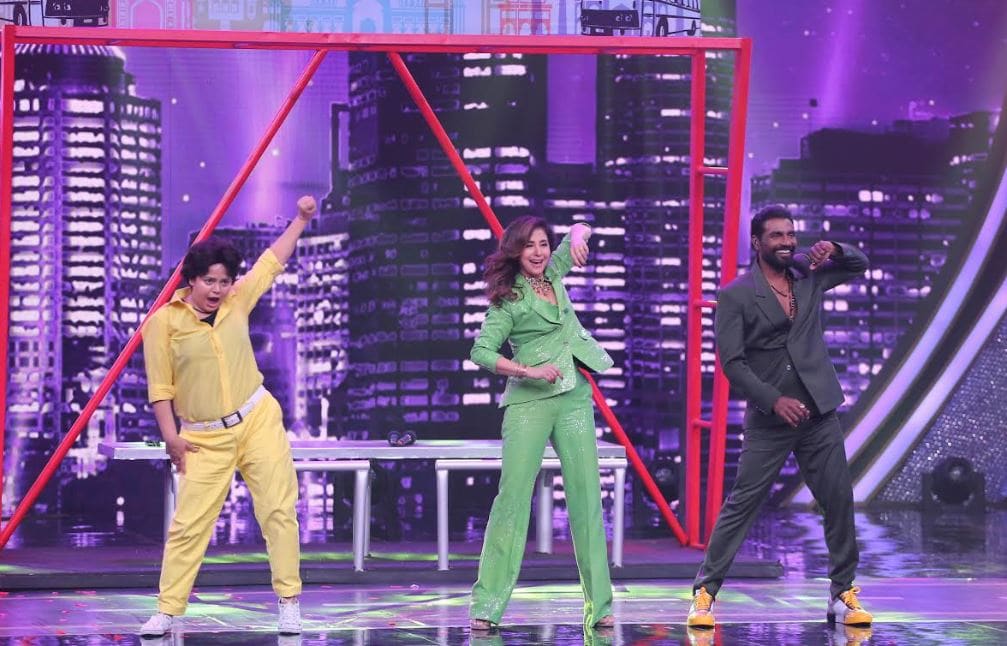 Urmila and Remo joined contestant Riddhi Tiwari on the stage.