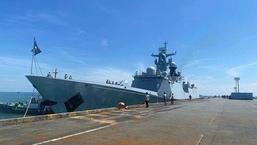 Os chineses construíram a fragata paquistanesa PNS Taimur em um porto cambojano.  O navio está em uma viagem inaugural de Xangai para Karachi.