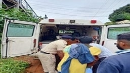 घायल महिला को आरपीएफ स्टाफ अस्पताल ले जा रहा है।  (छवि स्रोत: आरपीएफ रेलवे/ट्विटर)