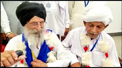 Sarwan Singh, 92, a resident of Bahaudinpur village in Jalandhar district, had a tearful reunion with his nephew Mohan Singh (right), who is now known as Afzal Khaliq, at Gurdwara Darbar Sahib, Kartarpur, in Pakistan, after 75 years. (HT File)