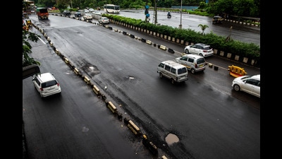 A view of the road condition and traffic at Mulund Check Naka. (Representative image) (Pratik Chorge/HT PHOTO) A view of the road condition and traffic at Mulund Check Naka. (Representative image) (Pratik Chorge/HT PHOTO)
