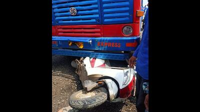 The scene of the incident in Bhiwandi on Sunday. A 65-year-old pillion rider was killed after being crushed by a truck while his daughter suffered injuries on Kamvari River bridge full of potholes. (HT PHOTO) The scene of the incident in Bhiwandi on Sunday. A 65-year-old pillion rider was killed after being crushed by a truck while his daughter suffered injuries on Kamvari River bridge full of potholes. (HT PHOTO)