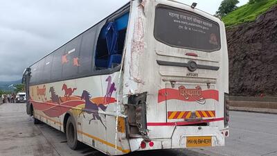 The truck was on its way to Mumbai from Pune. Near Khopoli at 36.800 km, the truck allegedly collided with a bus and car which resulted in the death of the truck driver. (HT PHOTO)