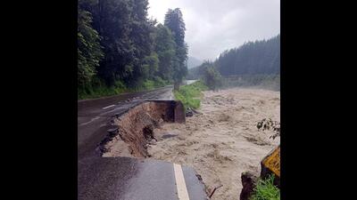 After incessant rain in Manali, a stretch of the highway to Leh adjoining Beas river caved in on Monday. (Aqil Khan/HT)