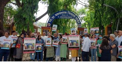 Residents during a protest at Gool Poonawalla park in Salisbury Park. (HT FILE PHOTO)