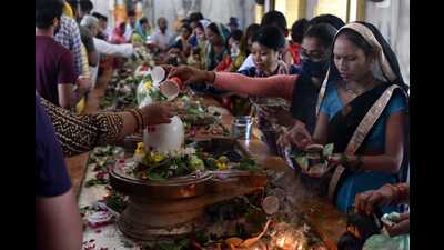 Devotees thronging Shiva temple in Prayagraj on Monday. (HT PHOTO) Devotees thronging Shiva temple in Prayagraj on Monday. (HT PHOTO)