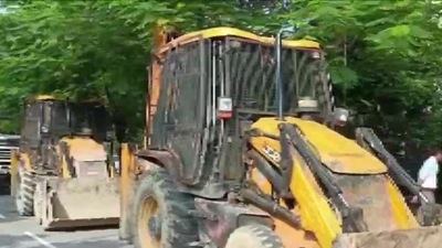 Noida: Bulldozers were seen in Grand Omaxe in Noida's Sector 93 on Monday morning, ((ANI) ) Noida: Bulldozers were seen in Grand Omaxe in Noida's Sector 93 on Monday morning, ((ANI) )