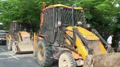 Noida: Bulldozers were seen in Grand Omaxe in Noida's Sector 93 on Monday morning, ((ANI) ) Noida: Bulldozers were seen in Grand Omaxe in Noida's Sector 93 on Monday morning, ((ANI) )