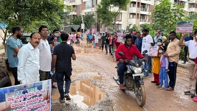 The residents stood on both sides of the road in Belathur and protested against the civic body (Twitter)