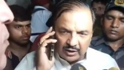 BJP MP Mahesh Sharma speaks angrily over the phone,&nbsp; ((Grab from video tweeted by Congress) )
