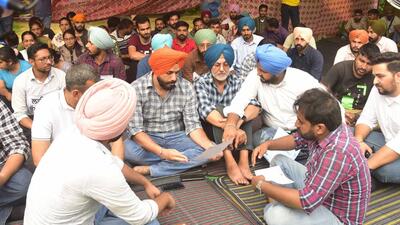 Students on the 13th day of protest at gate number 1 of PAU in Ludhiana. (Gurpreet Singh/HT) Students on the 13th day of protest at gate number 1 of PAU in Ludhiana. (Gurpreet Singh/HT)