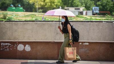Forecast for the next two days shows Delhi’s maximum will hover around 36-37 degrees, while the minimum will be around 26 degrees. Humidity levels too will remain high during the day. (Sanchit Khanna/HT Photo) Forecast for the next two days shows Delhi’s maximum will hover around 36-37 degrees, while the minimum will be around 26 degrees. Humidity levels too will remain high during the day. (Sanchit Khanna/HT Photo)