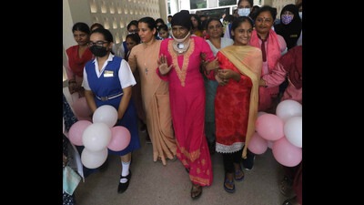 Sheela Devi was greeted by school students and staff as she was discharged from PGIMER, Chandigarh, on Monday. (Ravi Kumar/HT) Sheela Devi was greeted by school students and staff as she was discharged from PGIMER, Chandigarh, on Monday. (Ravi Kumar/HT)