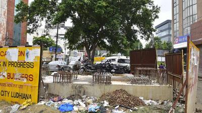 Traffic chaos witnessed in the area due to the incomplete Pakhowal road ROB project has perturbed commuters and shopkeepers in Ludhiana. (Gurpreet Singh/HT)