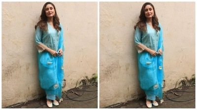 Kareena teamed the kurti with matching pastel blue pants with flared hem and gold lace embroidery on the hem. (HT Photo/Varinder Chawla) Kareena teamed the kurti with matching pastel blue pants with flared hem and gold lace embroidery on the hem. (HT Photo/Varinder Chawla)