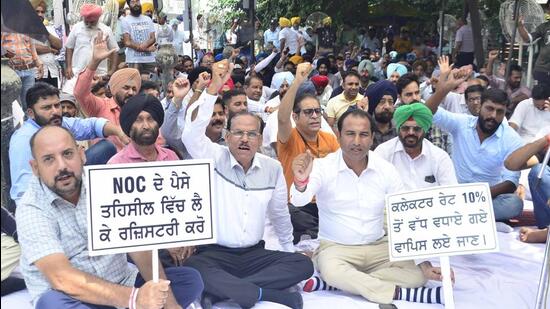 Colonisers and property dealer’s association members to protest outside tehsil office in Ludhiana on Monday. (Harvinder Singh/HT)
