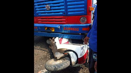 The scene of the incident in Bhiwandi on Sunday. A 65-year-old pillion rider was killed after being crushed by a truck while his daughter suffered injuries on Kamvari River bridge full of potholes. (HT PHOTO) The scene of the incident in Bhiwandi on Sunday. A 65-year-old pillion rider was killed after being crushed by a truck while his daughter suffered injuries on Kamvari River bridge full of potholes. (HT PHOTO)
