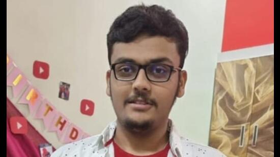 Shrenik Mohan Sakala from Maharashtra’s Amravati is among the top 24 in the country who scored a perfect 100. (HT PHOTO)