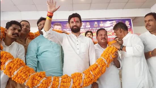 JD-U leader Vishnu Paswan and others join the Lok Janshakti Party (Ramvilas) in the presence of party president Chirag Paswan in Patna on Sunday. (HT PHOTO.) JD-U leader Vishnu Paswan and others join the Lok Janshakti Party (Ramvilas) in the presence of party president Chirag Paswan in Patna on Sunday. (HT PHOTO.)