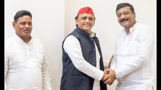RSP chief Shashi Pratap Singh met SP chief Akhilesh Yadav at the SP state unit office in Lucknow on Monday. (Sourced)