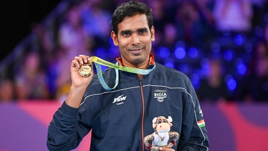 Sharath Kamal Achanta of India holds up his gold medal after defeating Liam Pitchford of England in the men's singles table tennis final at the Commonwealth Games.(AP) Sharath Kamal Achanta of India holds up his gold medal after defeating Liam Pitchford of England in the men's singles table tennis final at the Commonwealth Games.(AP)