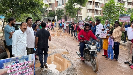 The residents stood on both sides of the road in Belathur and protested against the civic body (Twitter)
