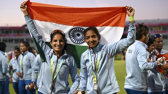 Silver medallist Indian women's cricket team players Harmanpreet Kaur and Renuka Singh at the Commonwealth Games 2022(PTI)