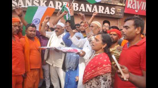 Members of the Muslim community welcoming kanwariyas into Varanasi on Monday (HT Photo)
