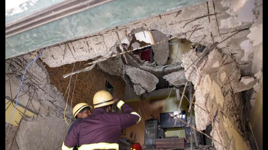 A woman and her son were injured in a slab collapse that occurred in the wee hours of Monday in Thane. (HT FILE PHOTO FOR REPRESENTATIONAL PURPOSE ONLY)