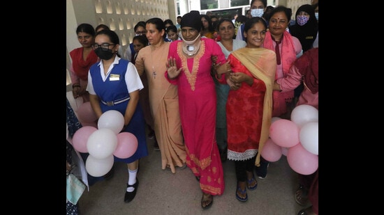 Sheela Devi was greeted by school students and staff as she was discharged from PGIMER, Chandigarh, on Monday. (Ravi Kumar/HT)