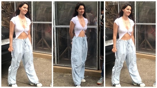 Disha teamed the cropped top with a pair of baggy denim joggers set in a light blue shade. It comes with a ribbon-tie detail on the waist, pockets on the side, a loose silhouette, a low-rise waistline, and an ankle-length hem.(HT Photo/Varinder Chawla)