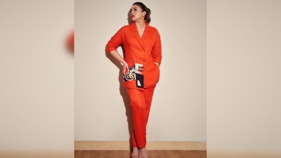 Huma Qureshi promotes her web series Maharani 2 wearing a bold and beautiful red pantsuit with a quirky artwork.(Instagram/@iamhumaq)