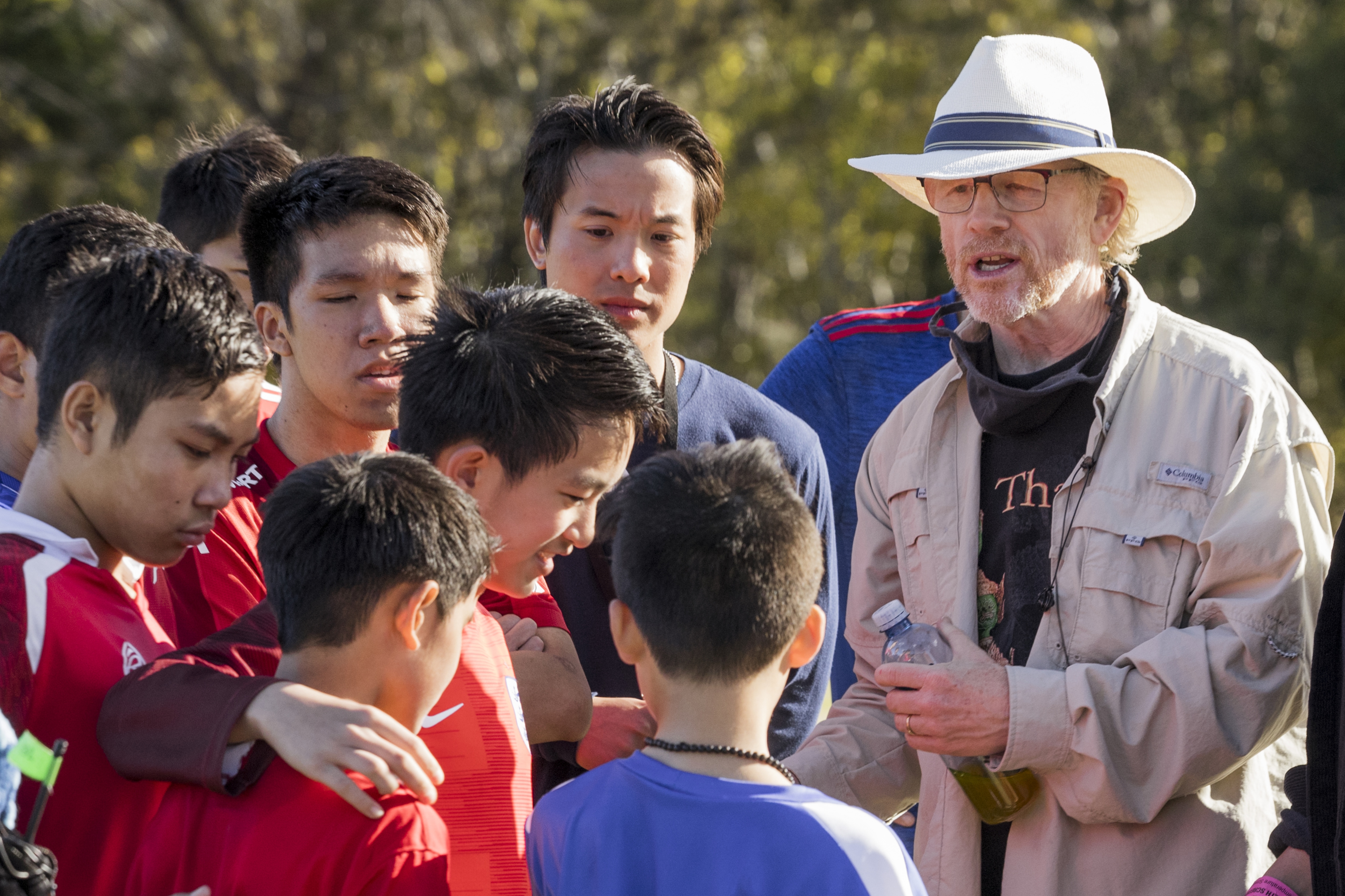 Ron Howard talking to young Thai actors on the sets of Thirteen Lives.