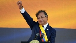 O novo presidente da Colômbia, Gustavo Petro, gesticula após fazer um discurso durante sua cerimônia de posse na Praça Bolívar, em Bogotá.  (Foto de Juan BARRETO/AFP)