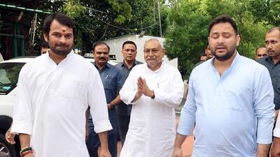 JD (U) leader Nitish Kumar with RJD leaders Tejashwi Yadav and Tej Pratap Yadav at former Bihar CM Rabri Devi's residence, in Patna on Tuesday. (ANI) JD (U) leader Nitish Kumar with RJD leaders Tejashwi Yadav and Tej Pratap Yadav at former Bihar CM Rabri Devi's residence, in Patna on Tuesday. (ANI)