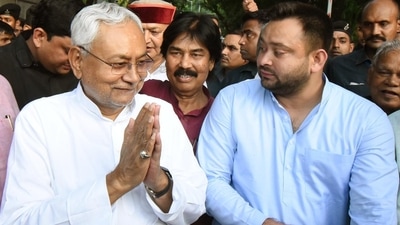 RJD leader Tejashwi Yadav and JDU leader Nitish Kumar interact with the media after meeting Bihar governor Phagu Chauhan to form a new government in Patna, Bihar.&nbsp; (Santosh Kumar /HT photo)