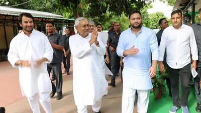 RJD leader Tejashwi Yadav with JDU leader Nitish Kumar after a meeting at Rabri Devi's residence, in Patna, Bihar, India, on Tuesday, August 09, 2022. (Photo by Santosh Kumar /Hindustan Times)