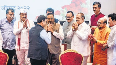 Deputy CM Devendra Fadnavis being greeted by leaders at Raj Bhavan on Tuesday. Satish Bate/HT Photo Deputy CM Devendra Fadnavis being greeted by leaders at Raj Bhavan on Tuesday. Satish Bate/HT Photo