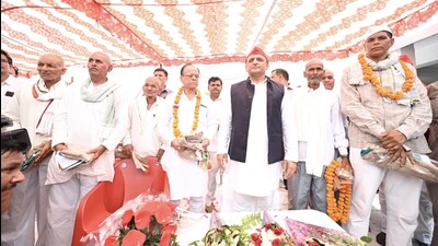 Samajwadi Party national president Akhilesh Yadav felicitated families of freedom fighters in U.P.’s Kannauj district on the occasion of a party event to commemorate the “August Kranti Divas” on Tuesday. (Sourced)