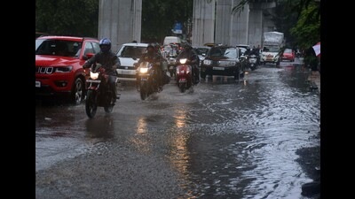 Waterlogging seen on Sassoon road near Jehangir hospital on Tuesday. (HT PHOTO) Waterlogging seen on Sassoon road near Jehangir hospital on Tuesday. (HT PHOTO)