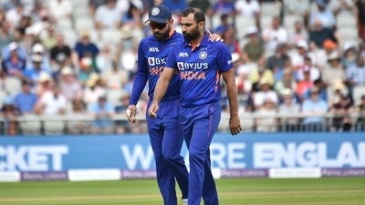 Virat Kohli talks to Mohammed Shami (AP) Virat Kohli talks to Mohammed Shami (AP)