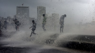 People enjoy an evening in the rain as sea waves lash the seashore at Marine Drive during high tide, in Mumbai, India, on July 07, 2022. (Satish Bate/HT PHOTO) People enjoy an evening in the rain as sea waves lash the seashore at Marine Drive during high tide, in Mumbai, India, on July 07, 2022. (Satish Bate/HT PHOTO)