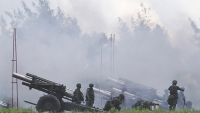Soldiers fire 155mm howitzers during an annual live fire military exercise in Pingtung county, southern Taiwan August 9, 2022.&nbsp; (REUTERS/Ann Wang)