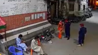 Pakistani security guard slaps, kicks woman. Video triggers outrage (Twitter/@SsyedHhussain)