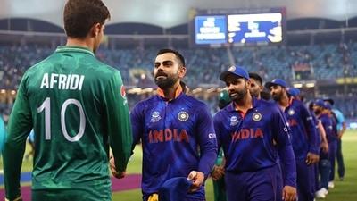 Shaheen Afridi of Pakistan and Virat Kohli of India shake hands. (Getty) Shaheen Afridi of Pakistan and Virat Kohli of India shake hands. (Getty)