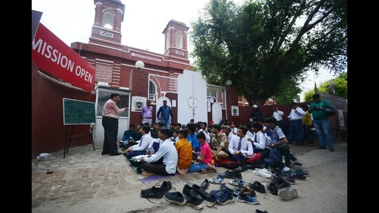 Students of Centennial School in Lucknow were forced to attend their class outside the school gate after their teachers and they were denied entry to school last month. (HT file)