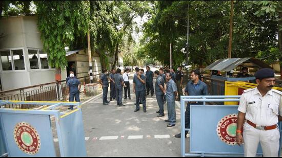 Security beefed up outside Nitish Kumar's residence in Patna on Tuesday. (Santosh Kumar/HT Photo)