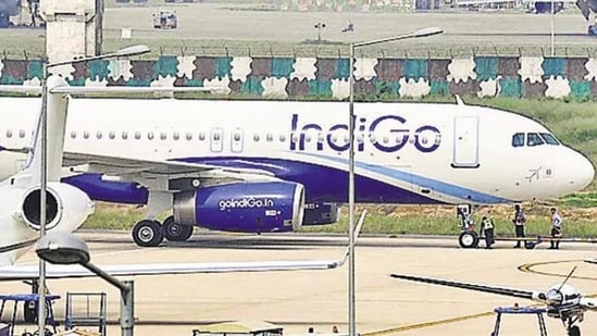 The note was written in Hindi with blue ink and read: “Don't land. There is a bomb on this plane.” (HT PHOTO)